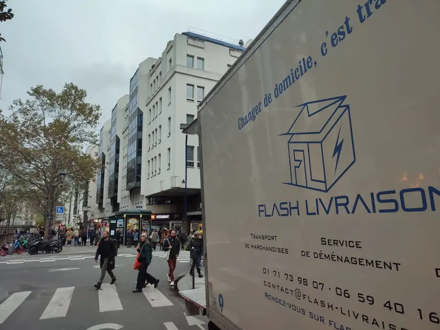 Camion FLASH LIVRAISON pendant une intervention de montage de meubles